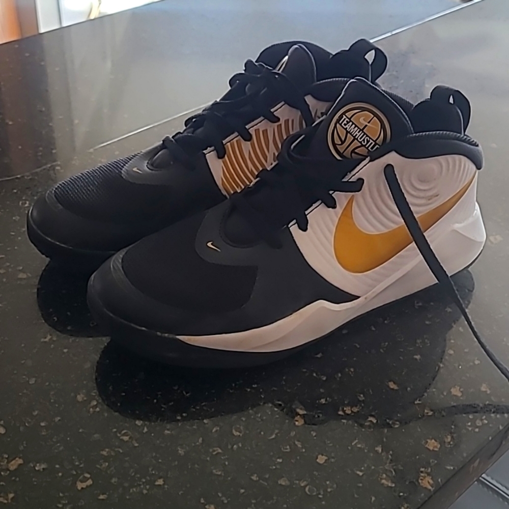 Nike Boys Team Hustle D9 Basketball Shoes Size 6.5Y
